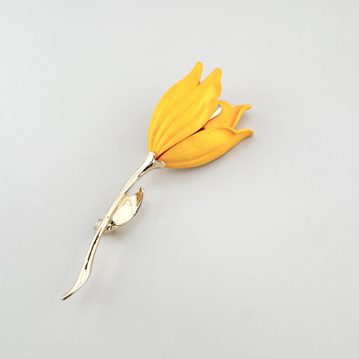 Broche fleur dorée Sonata avec forme de tulipe fermée et ligne élancée