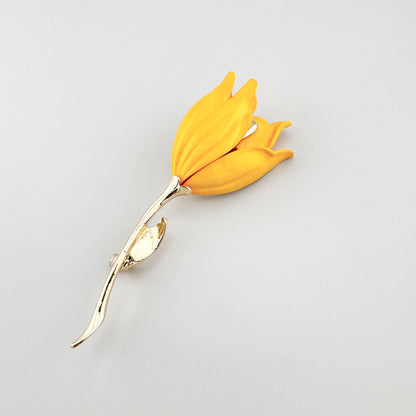 Broche fleur dorée Sonata avec forme de tulipe fermée et ligne élancée