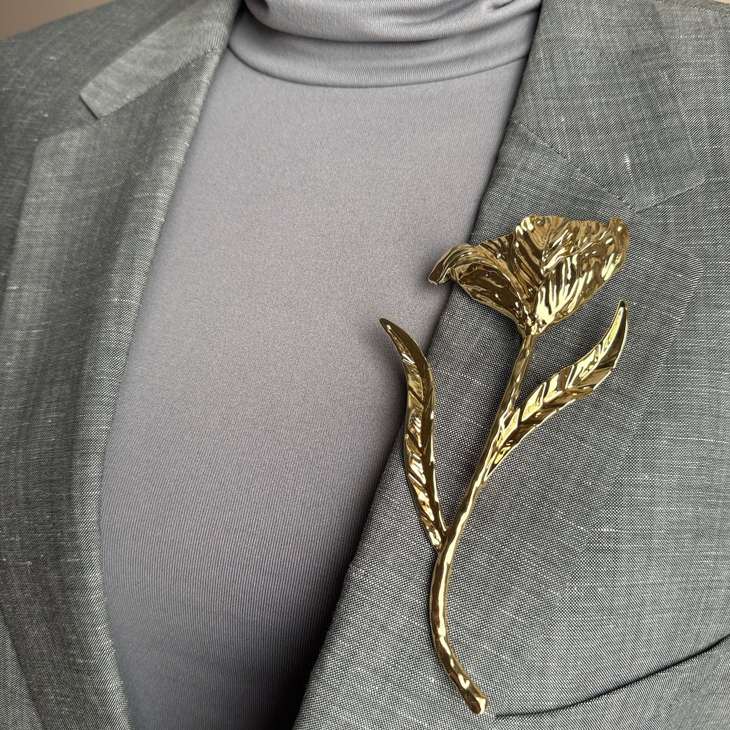 Gold tulip brooch Sonata worn on a blazer with a slender sculptural silhouette