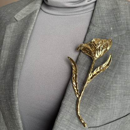 Gold tulip brooch Sonata worn on a blazer with a slender sculptural silhouette