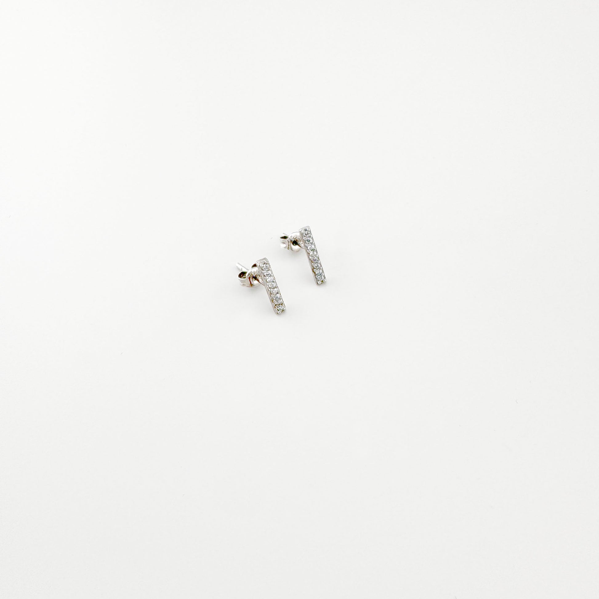 Pendientes Universe con circonias en forma vertical y minimalista