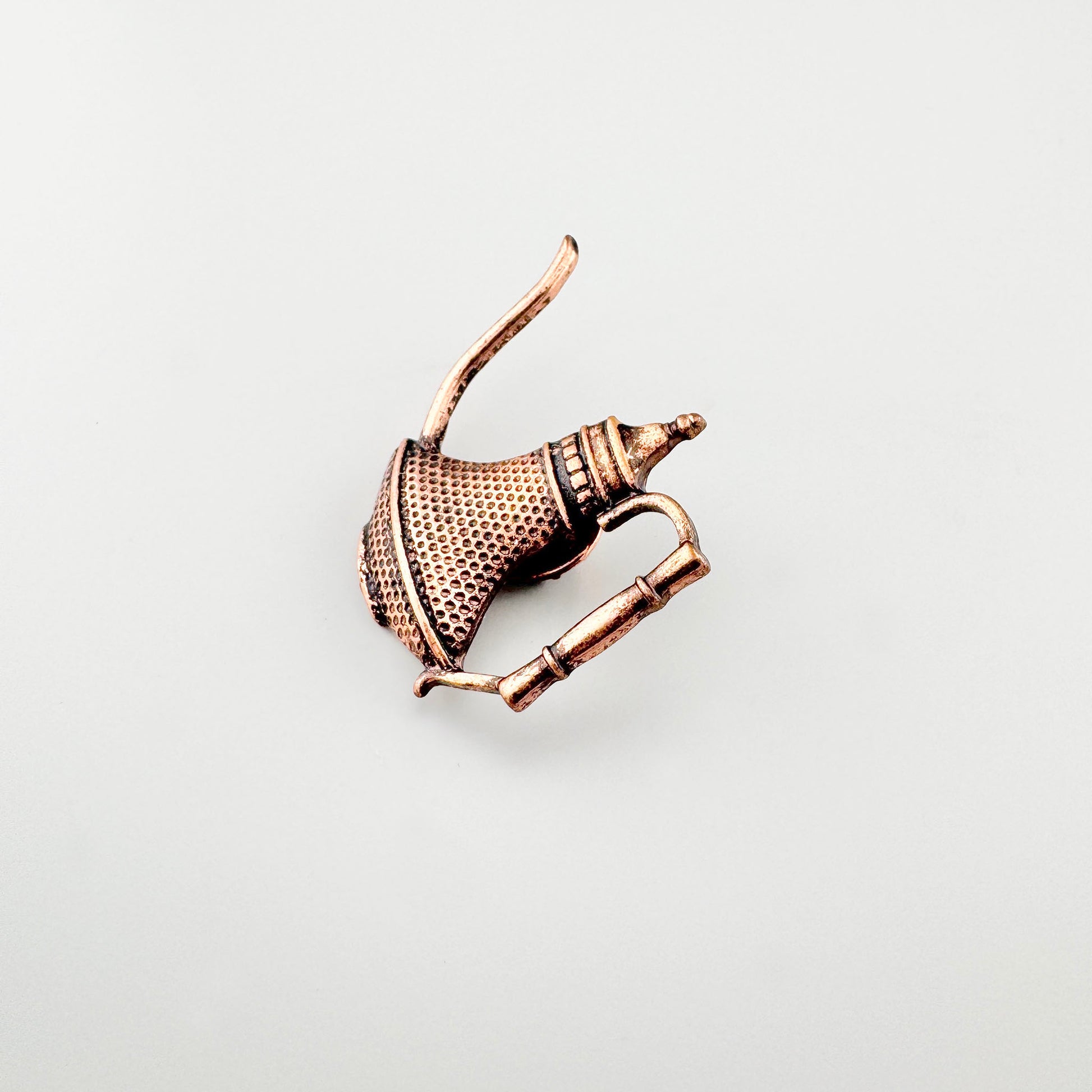 Broche théière orientale Sonata avec patine chaude et relief ajouré