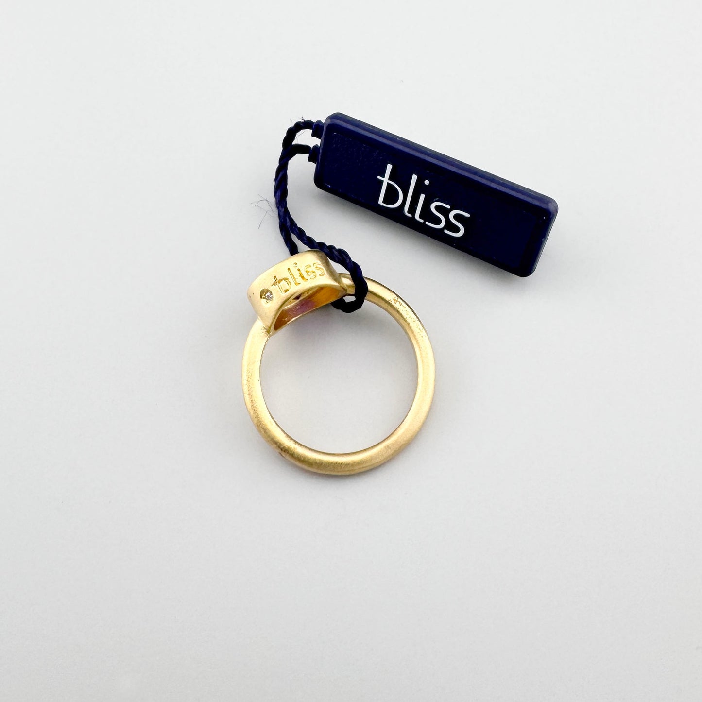 Bague quartz violet avec sertissage net et fini mat