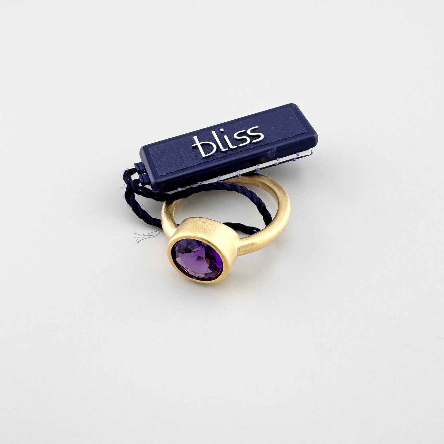 Anillo de cuarzo violeta junto al estuche Bliss Gioielli