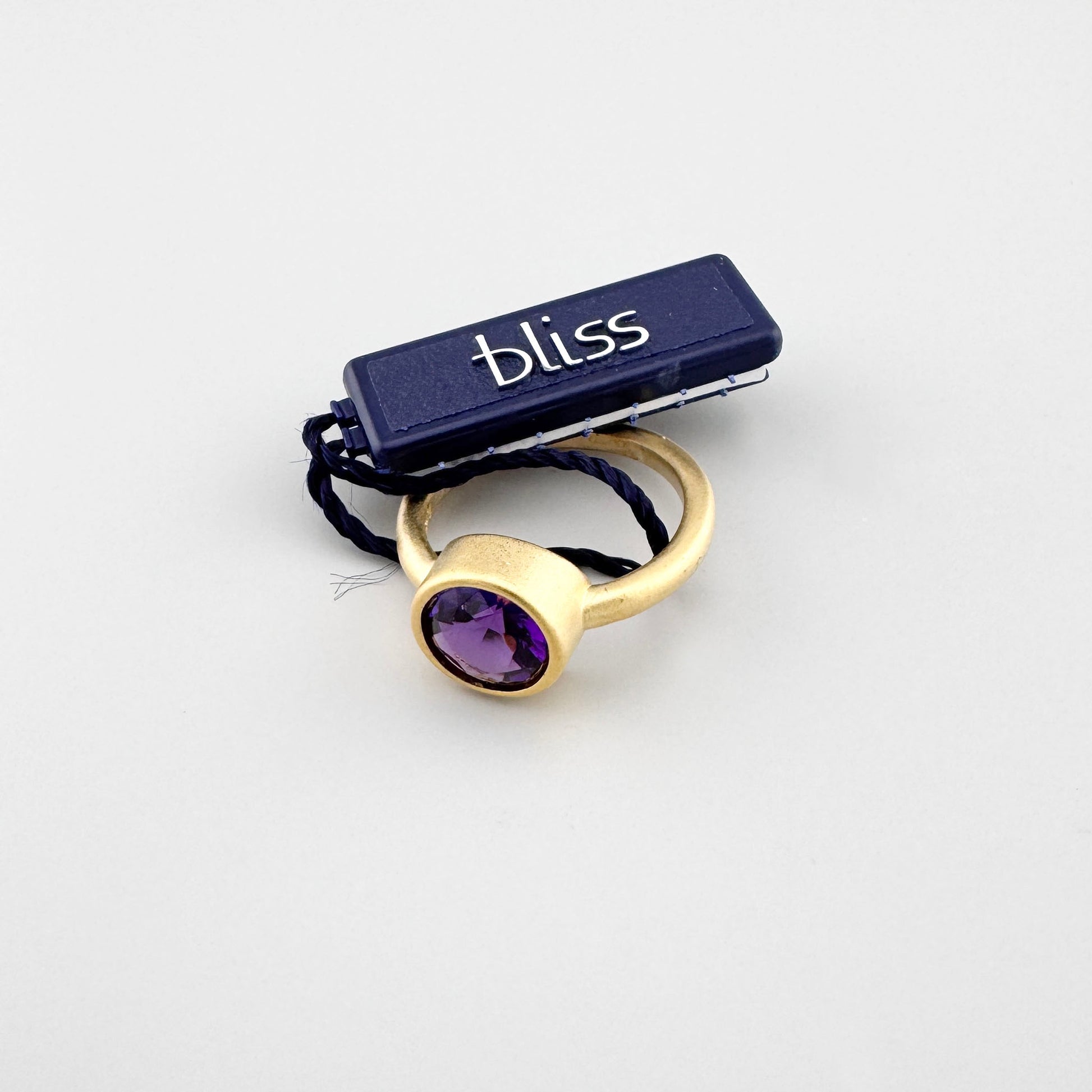 Anillo de cuarzo violeta junto al estuche Bliss Gioielli
