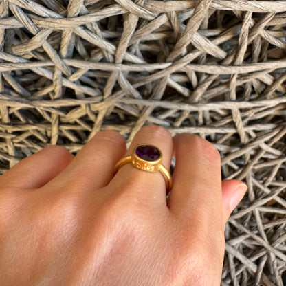 Ring mit violettem Quarz in Seitenansicht auf hellem tle