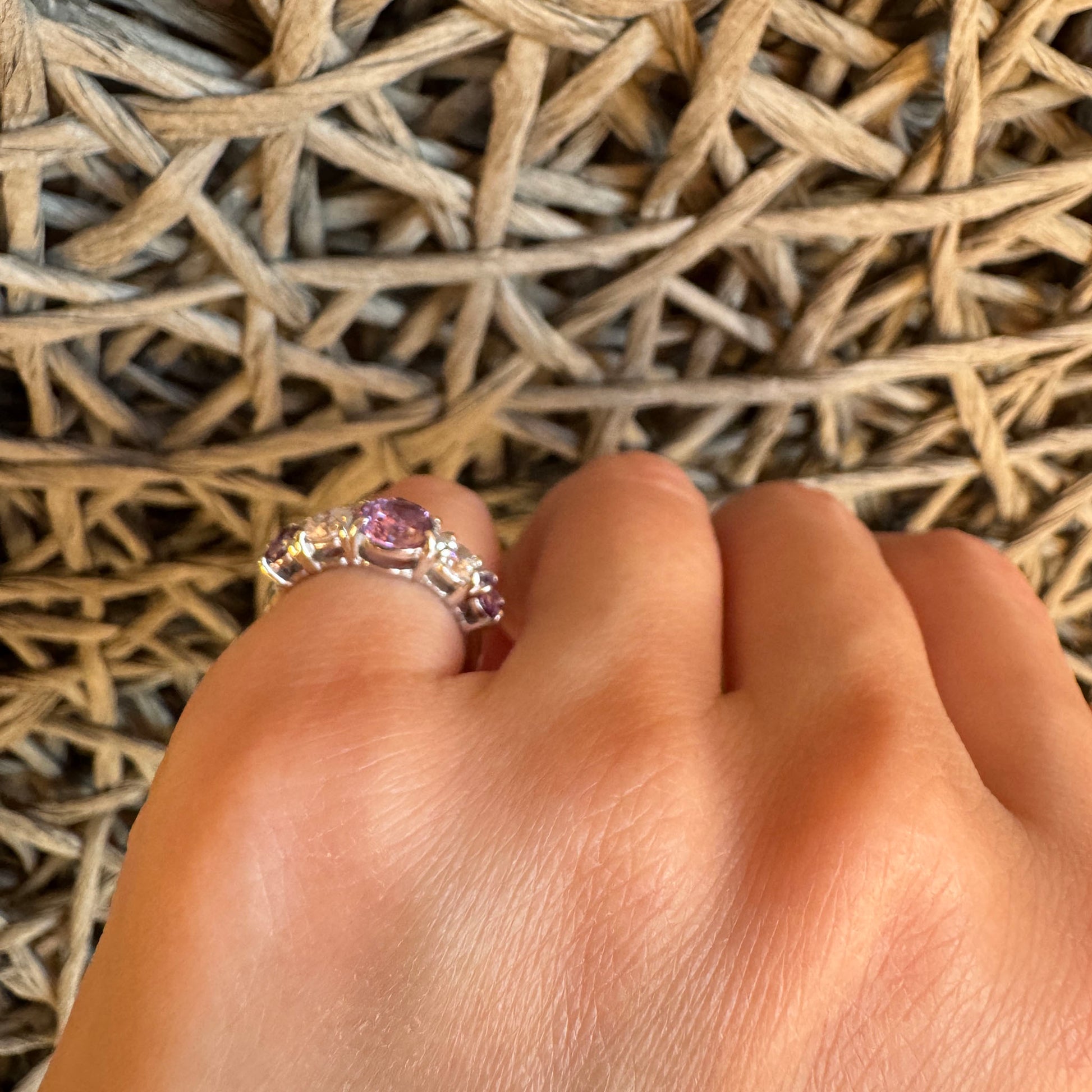 Bague Bliss Gioielli avec pierre violette claire portée au doigt