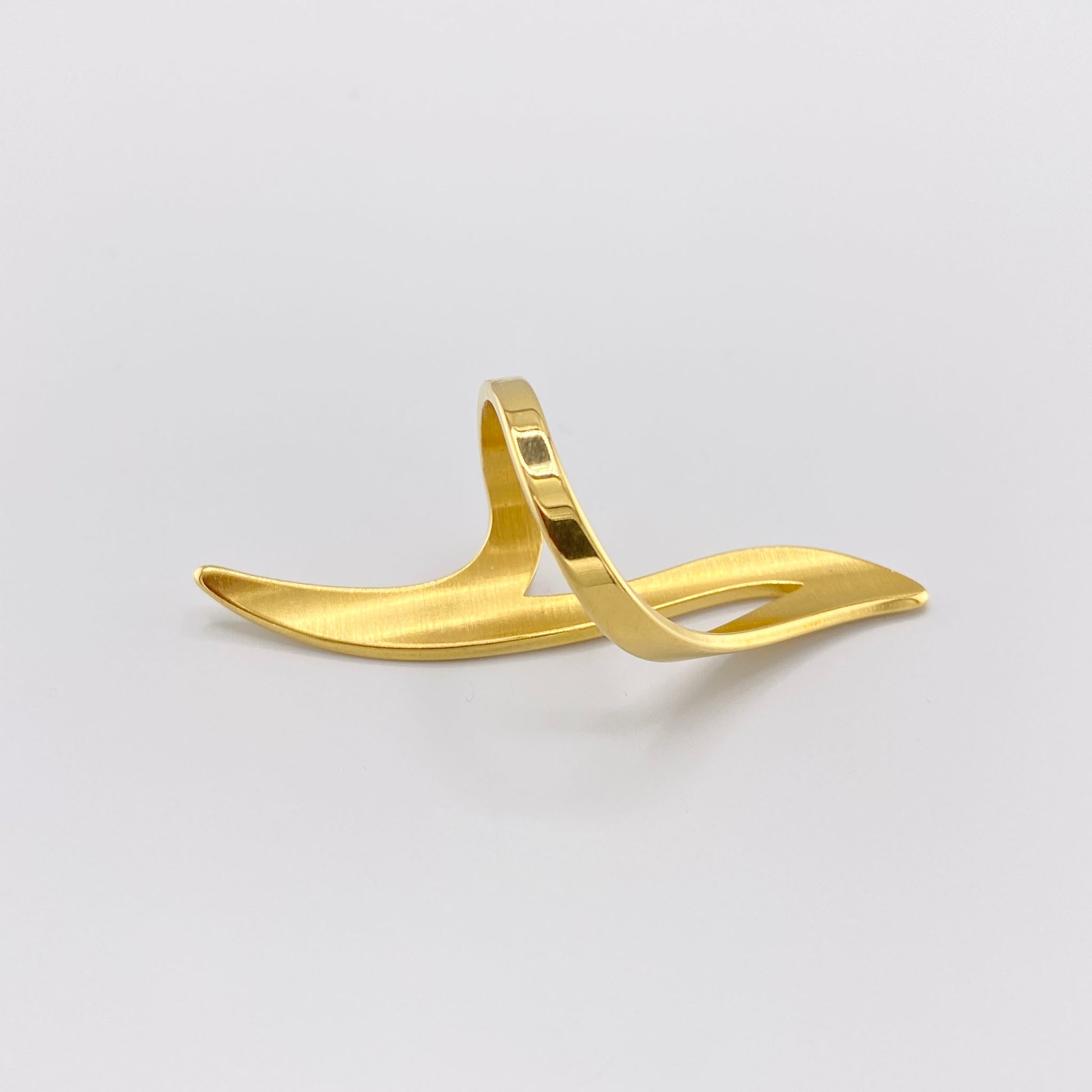 Bague ondulée dorée au design organique et sculptural à la forme fluide