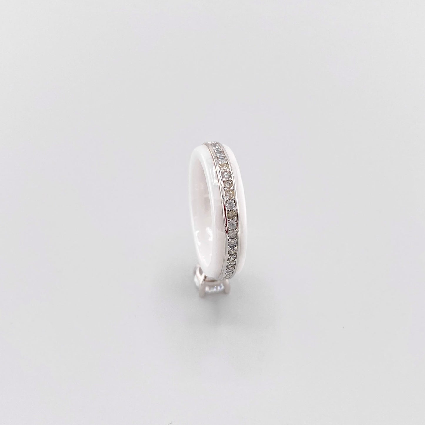 Anillo blanco de cerámica Luxury Avenue visto de perfil con cristal elevado y borde plateado