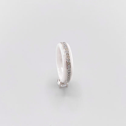 Anillo blanco de cerámica Luxury Avenue visto de perfil con cristal elevado y borde plateado