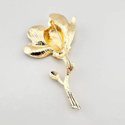 Weiße Blumenbrosche Sonata mit goldfarbener Rückseite und floraler Form