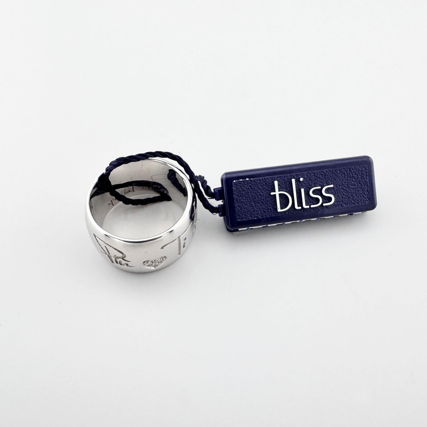Breiter Herzring Bliss Gioielli mit glatter Silberfläche und eingraviertem Motiv