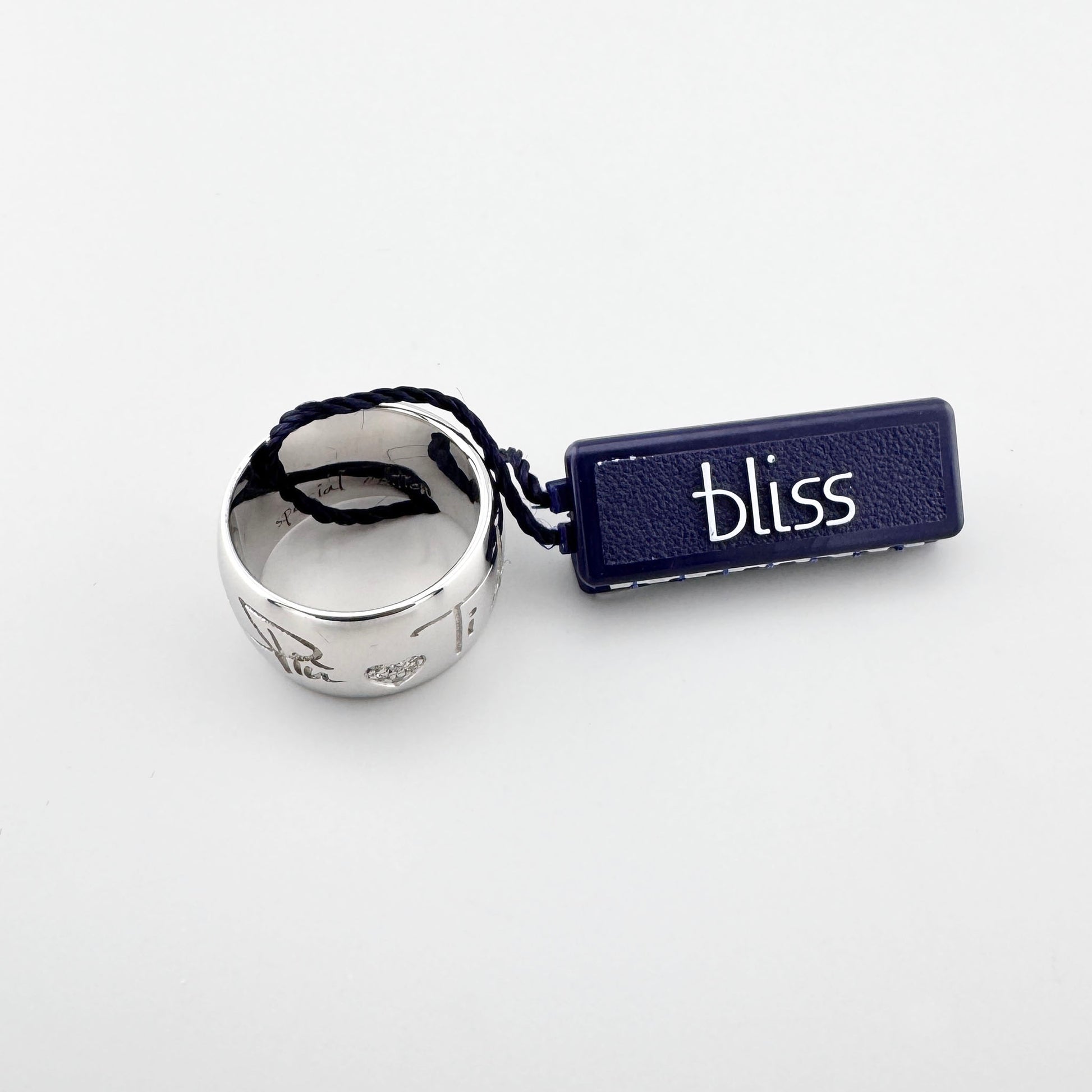 Breiter Herzring Bliss Gioielli mit glatter Silberfläche und eingraviertem Motiv