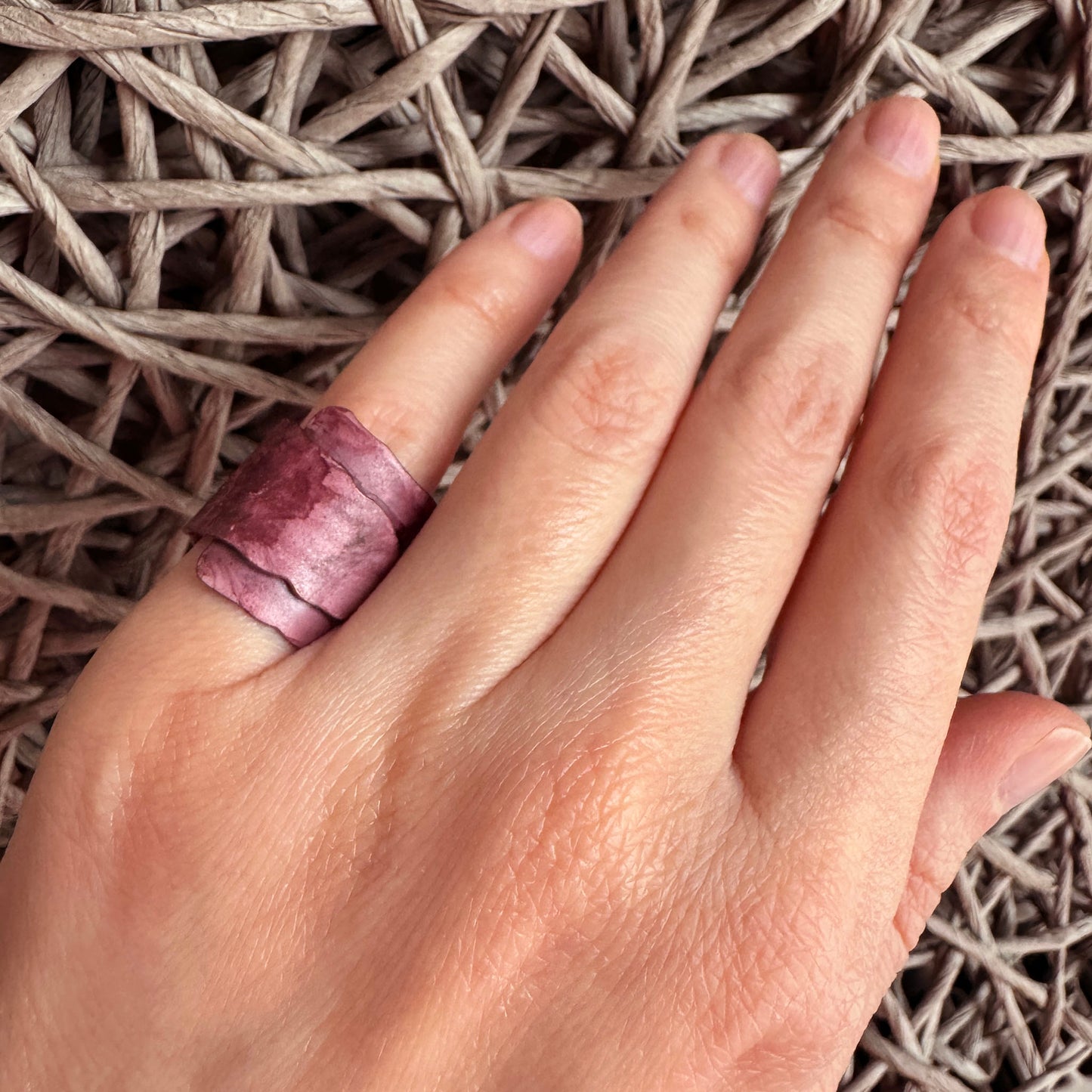 Bague patinée Sonata portée sur la main avec large forme artistique