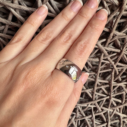Wide silver ring Bliss Gioielli worn on the hand with a polished reflective finish