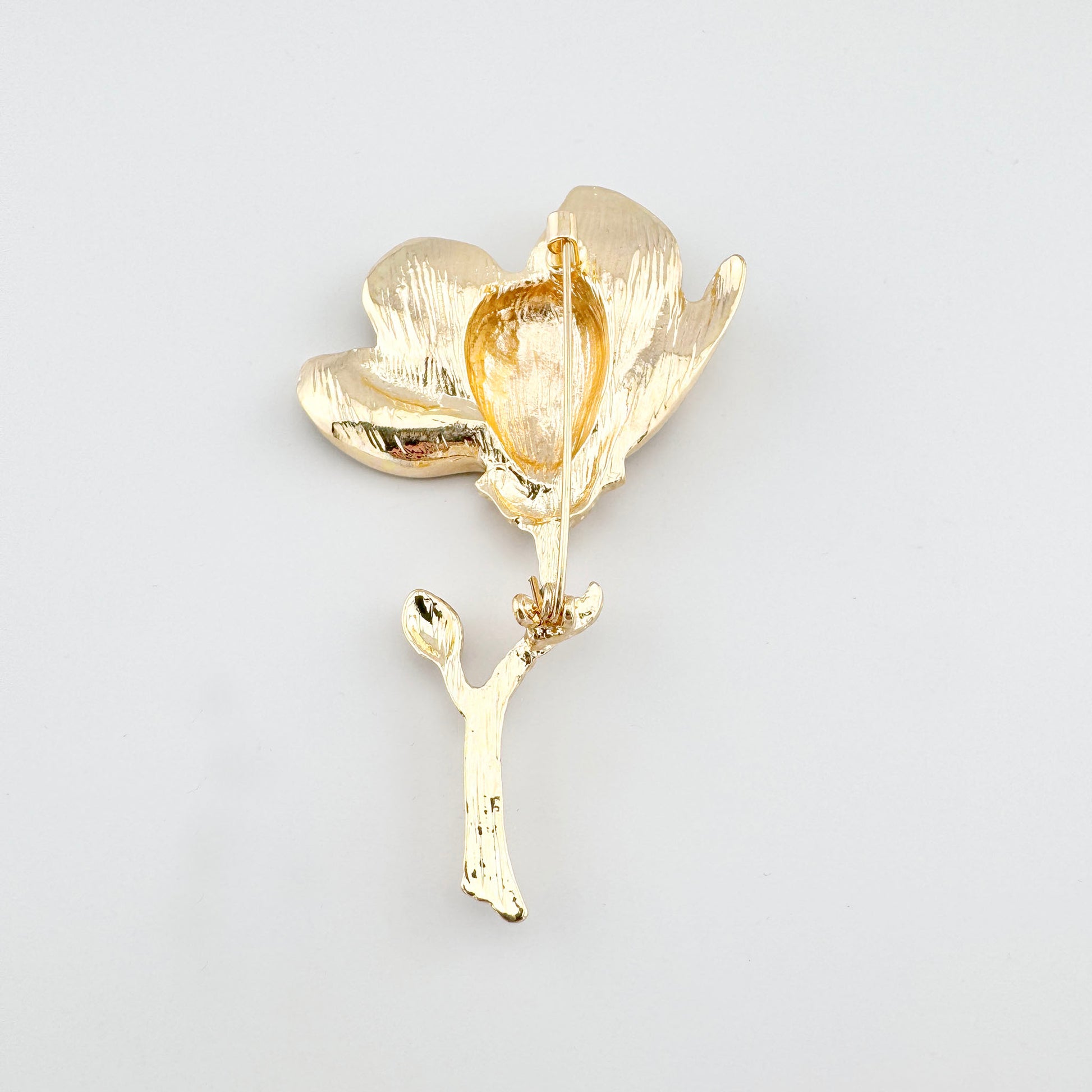 Broche flor amarilla Sonata con esmalte marmolado y reverso dorado