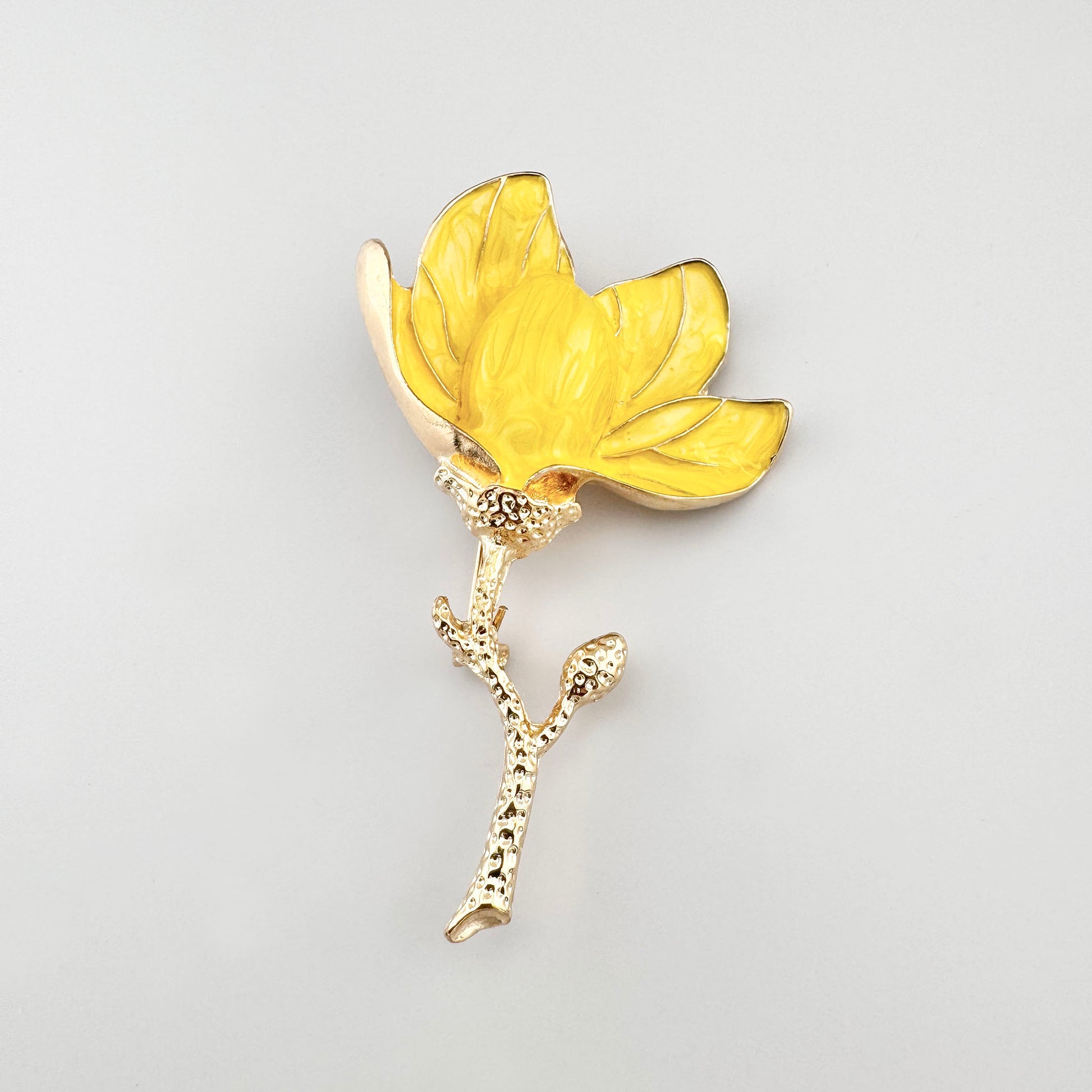 Gelbe Blumenbrosche Sonata mit marmorierter Emaille und goldfarbener Struktur