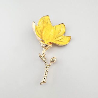 Gelbe Blumenbrosche Sonata mit marmorierter Emaille und goldfarbener Struktur