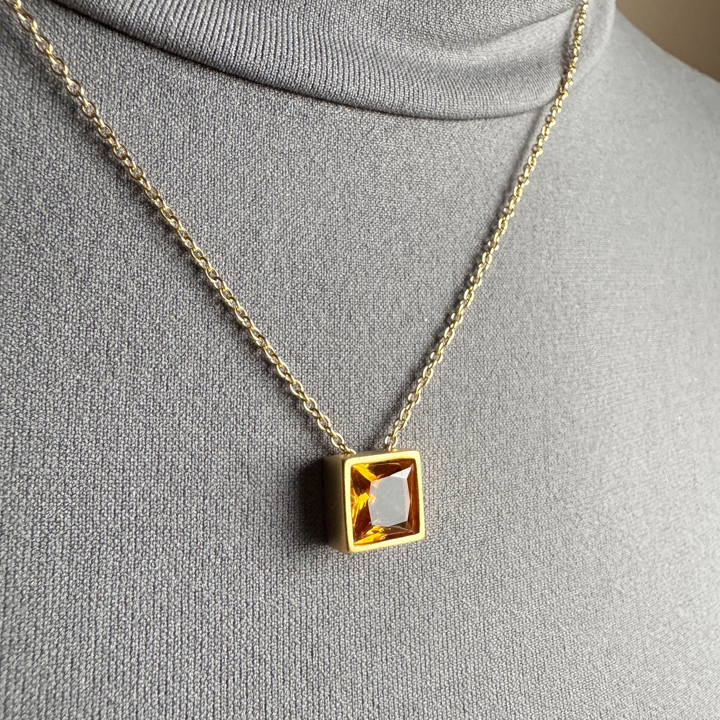 Halskette mit gelbem Quarz Bliss Gioielli mit quadratischem Anhaenger im Detail