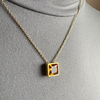 Halskette mit gelbem Quarz Bliss Gioielli mit quadratischem Anhaenger im Detail