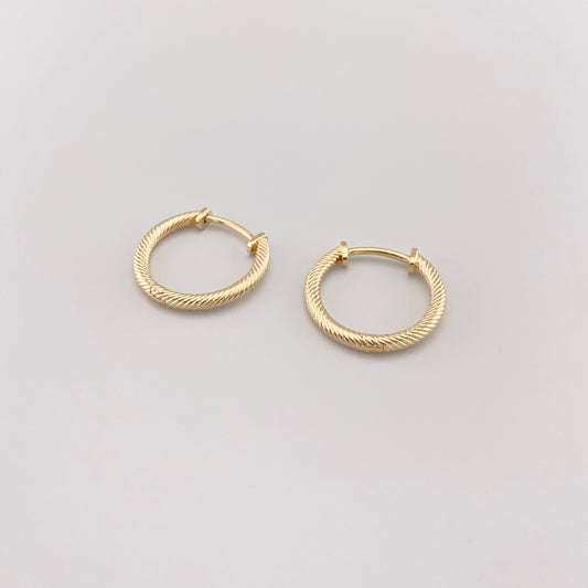 Small ribbed hoop earrings IRL (France)