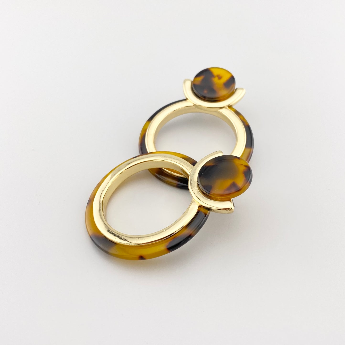 Longueur et largeur mises en valeur, cercle doré et acrylique marbré