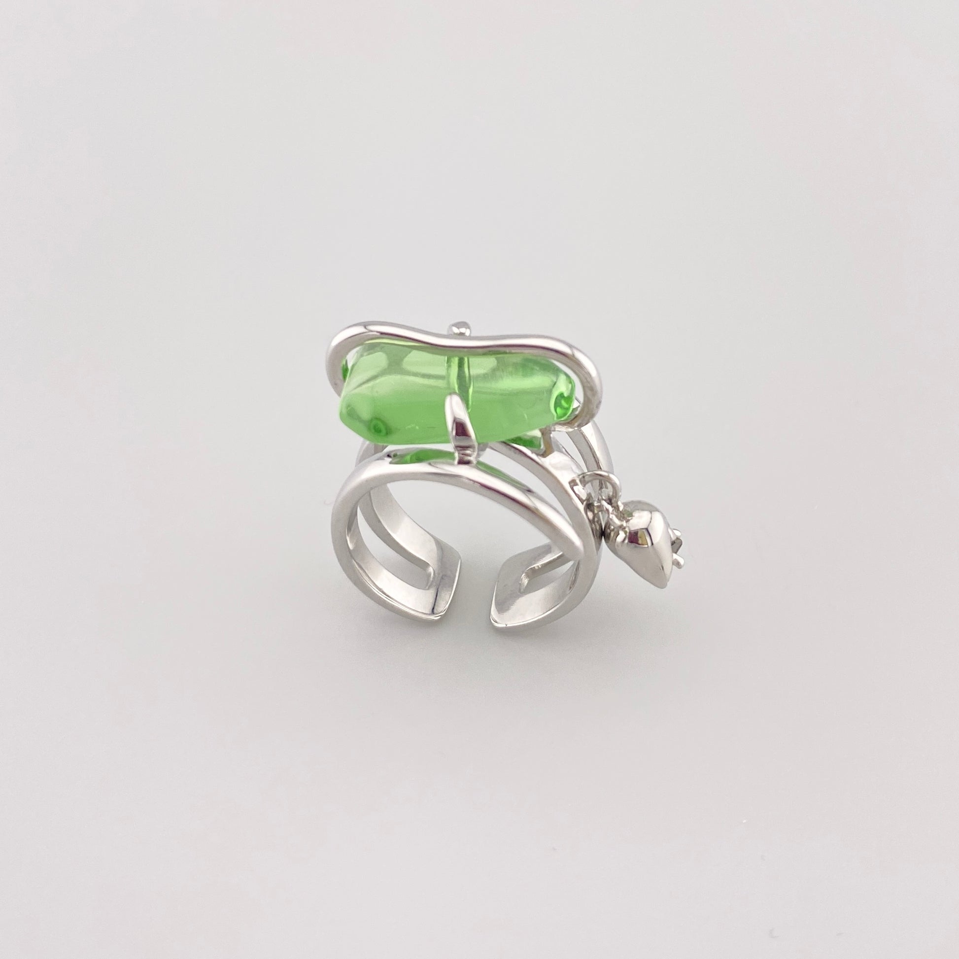 Anillo abierto con piedra verde en diseño moderno de plata