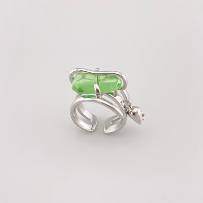 Anillo abierto con piedra verde en diseño moderno de plata