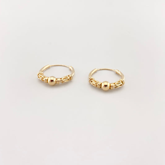 Kolczyki kółka IRL w stylu Bali, złocone 18K, dekoracyjne oplatania i centralna kuleczka