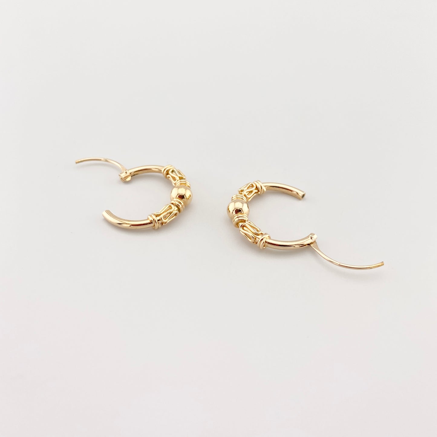 Золотисті кільця IRL зі стилем Балі та центральною кулькою, легкі й зручні для щоденності