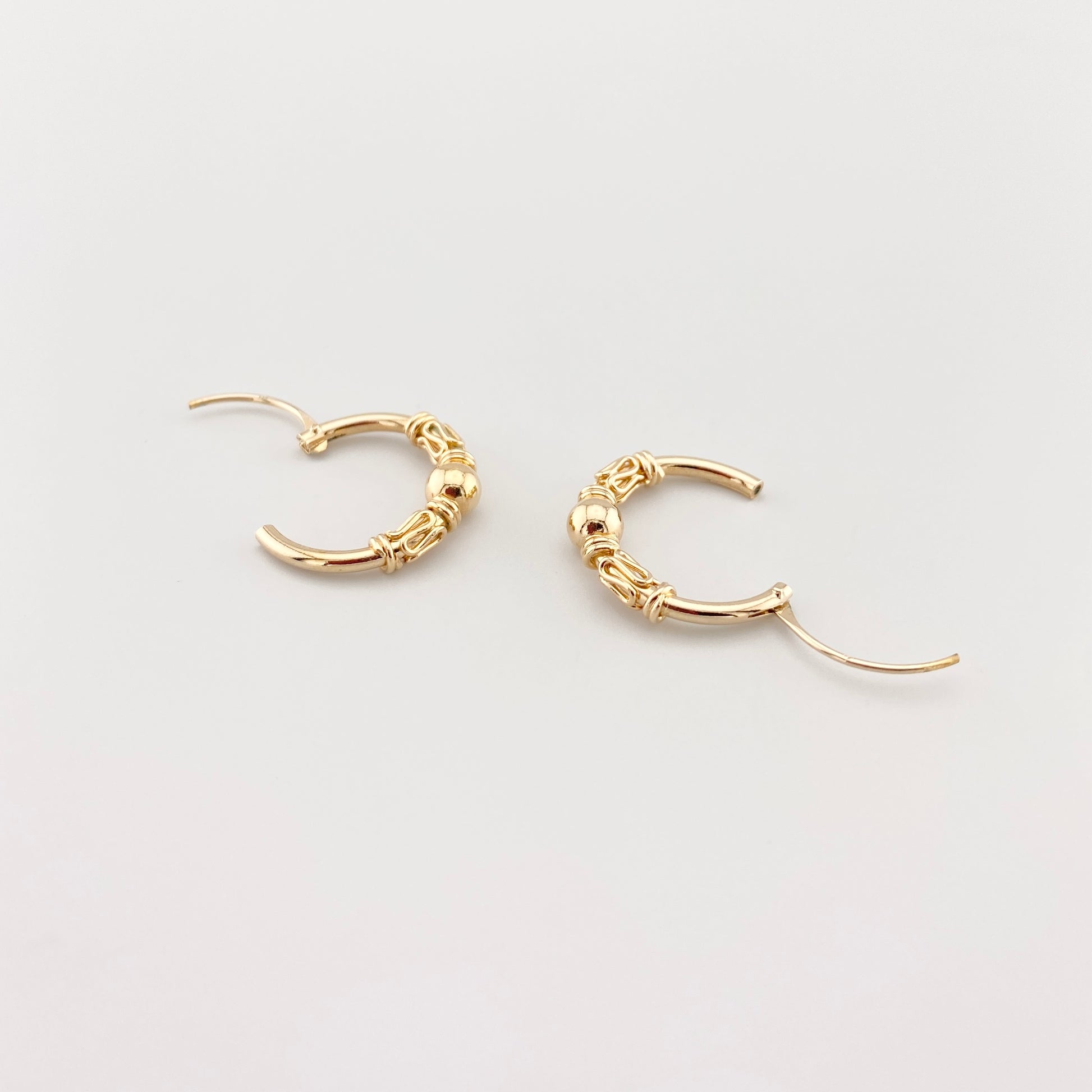 Золотисті кільця IRL зі стилем Балі та центральною кулькою, легкі й зручні для щоденності