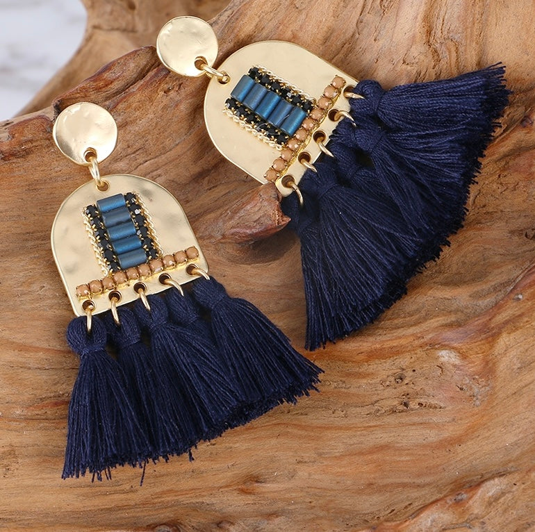 Boucles dorées avec franges bleu marine et détails ethniques