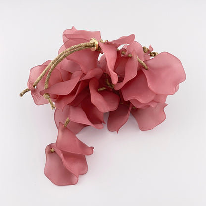 Bracelet tendance en pétales rose poudré avec volume floral