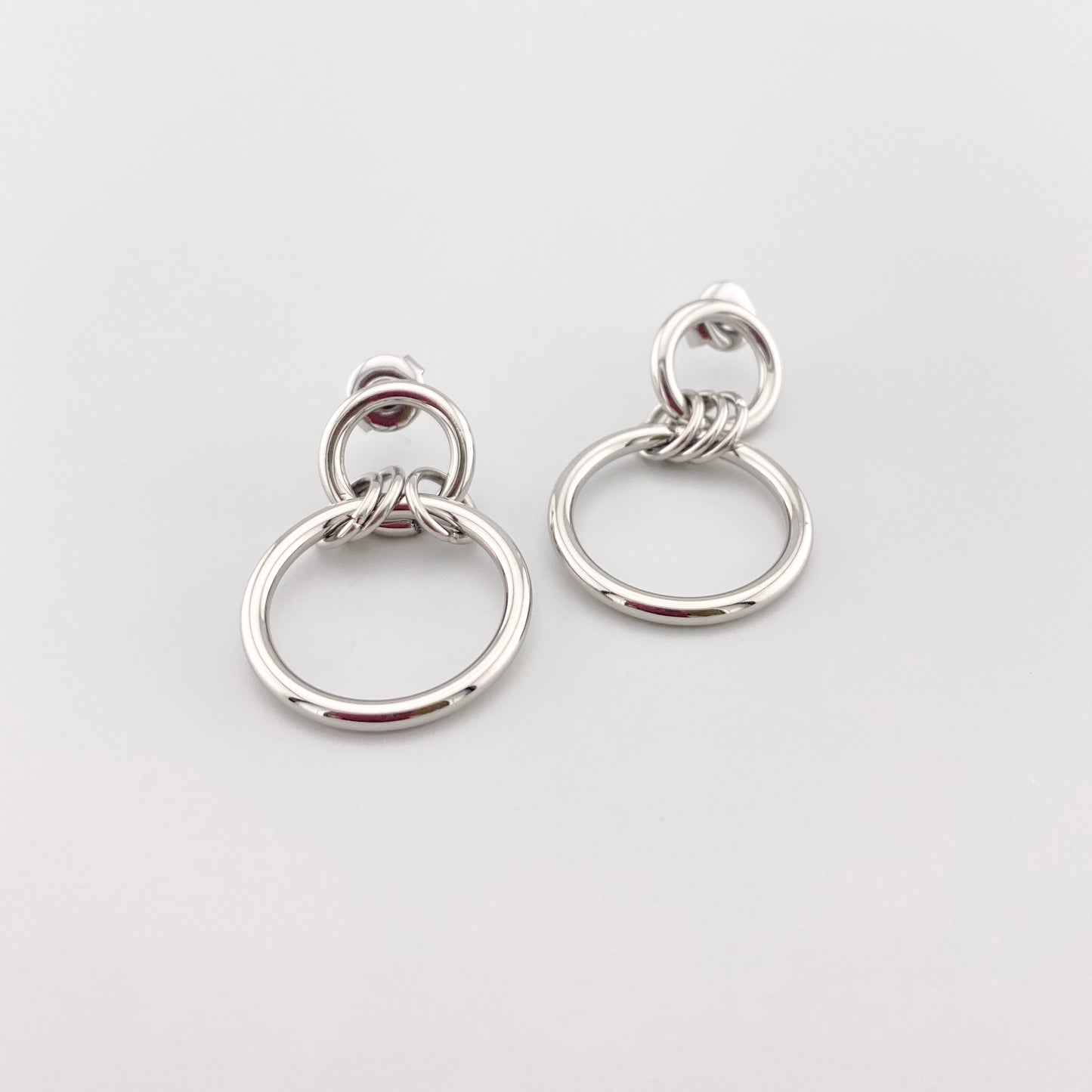 Srebrne kolczyki kółka IRL ze stali szlachetnej, dwa okręgi różnej wielkości i lustrzany połysk