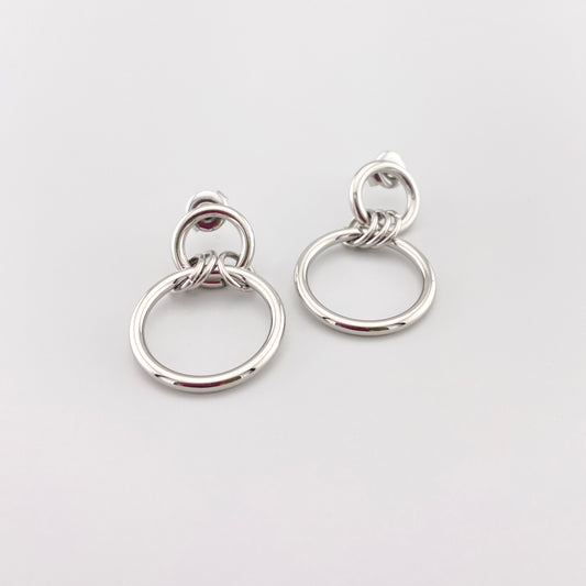 Srebrne kolczyki kółka IRL ze stali szlachetnej, dwa okręgi różnej wielkości i lustrzany połysk