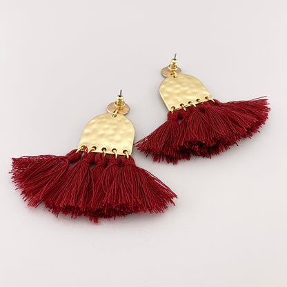 Pendientes boho con flecos rojos y detalles en dorado