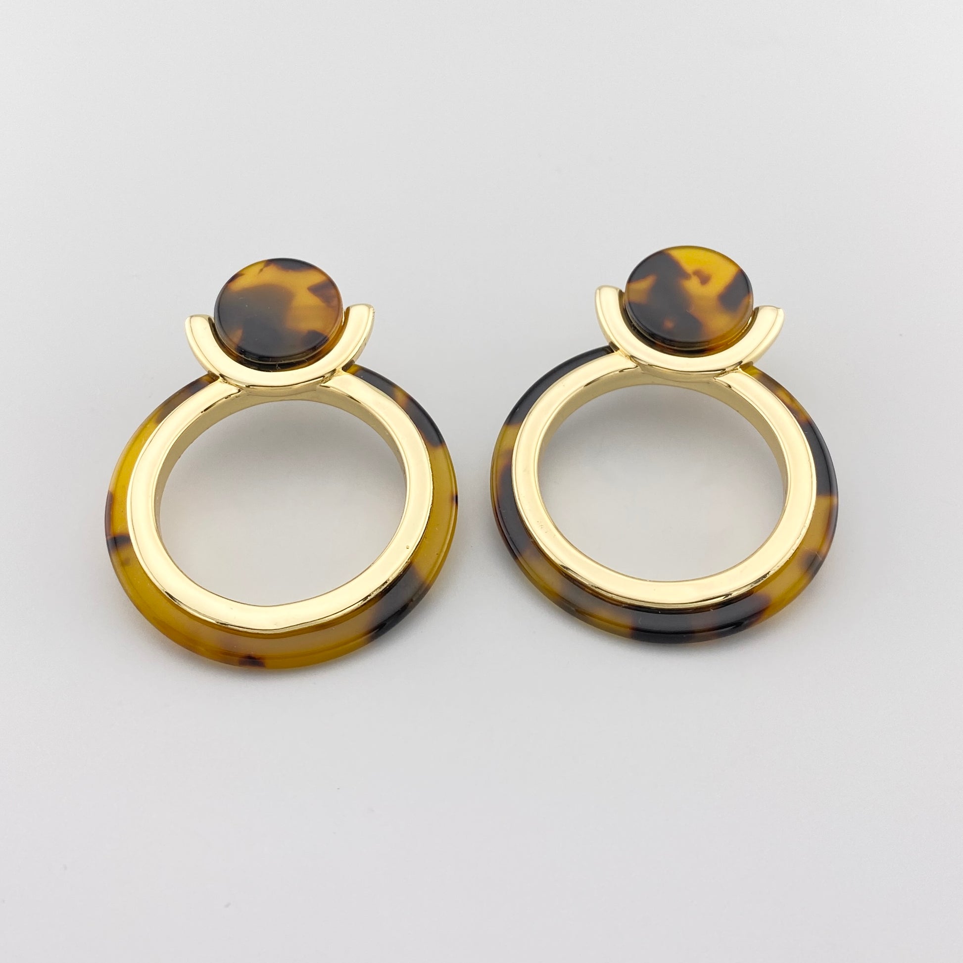 Geometryczne wiszące kolczyki IRL z akrylu, delikatny wzór w żółto‑brązowym odcieniu