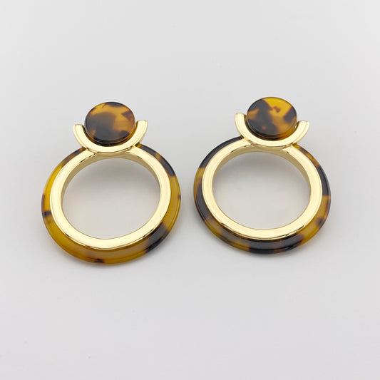 Geometryczne wiszące kolczyki IRL z akrylu, delikatny wzór w żółto‑brązowym odcieniu