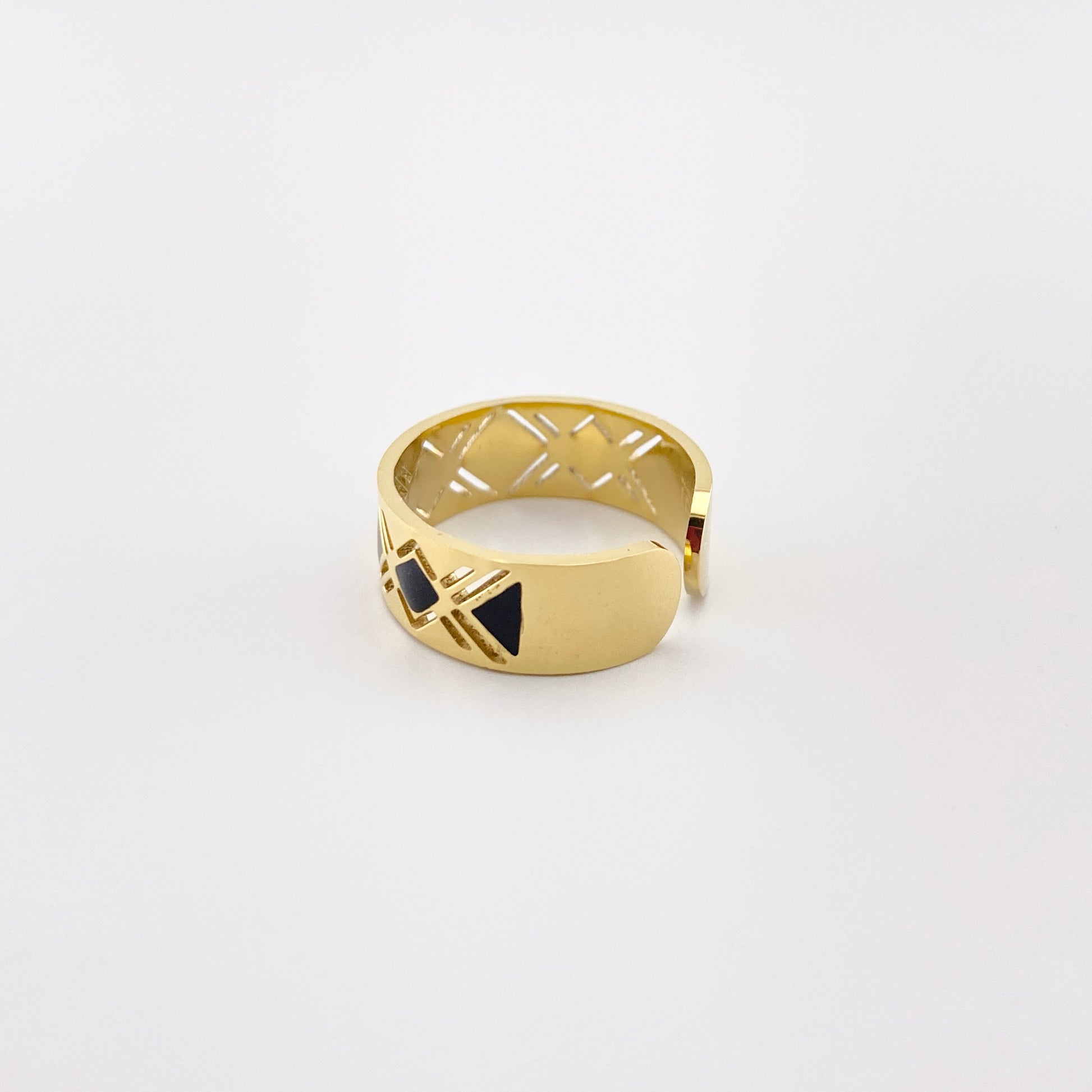 Bague IRL dorée à motif géométrique avec émail noir vue en angle