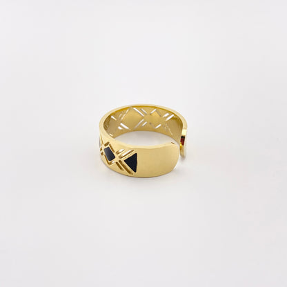 Bague IRL dorée à motif géométrique avec émail noir vue en angle