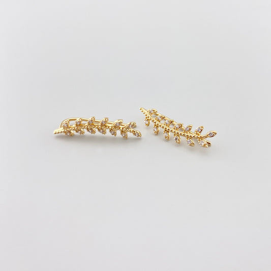 Pozłacane nausznice IRL z cyrkoniami w kształcie delikatnej gałązki, subtelny błysk