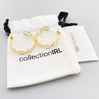 Boucles d’oreilles IRL dorées en forme de chaîne dans l’écrin de la marque