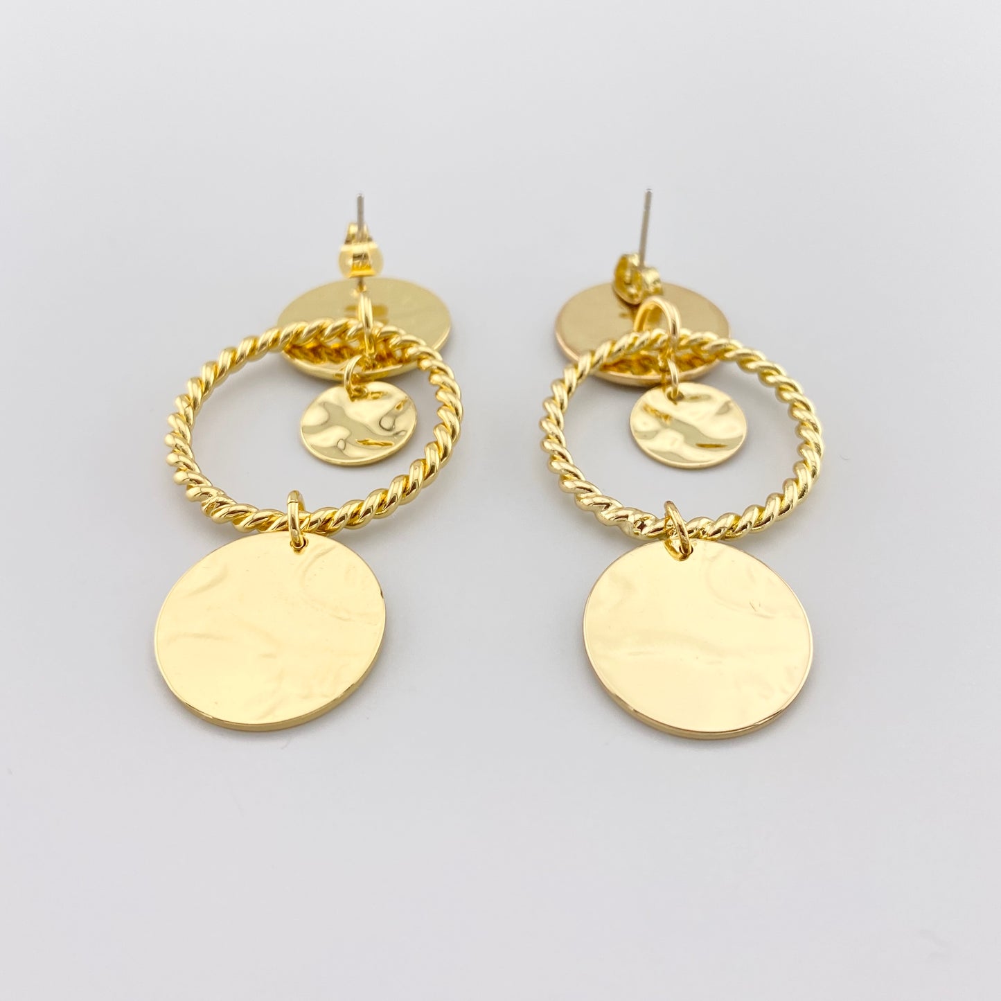Boucles d’oreilles géométriques IRL dorées avec cercles photographiées razem