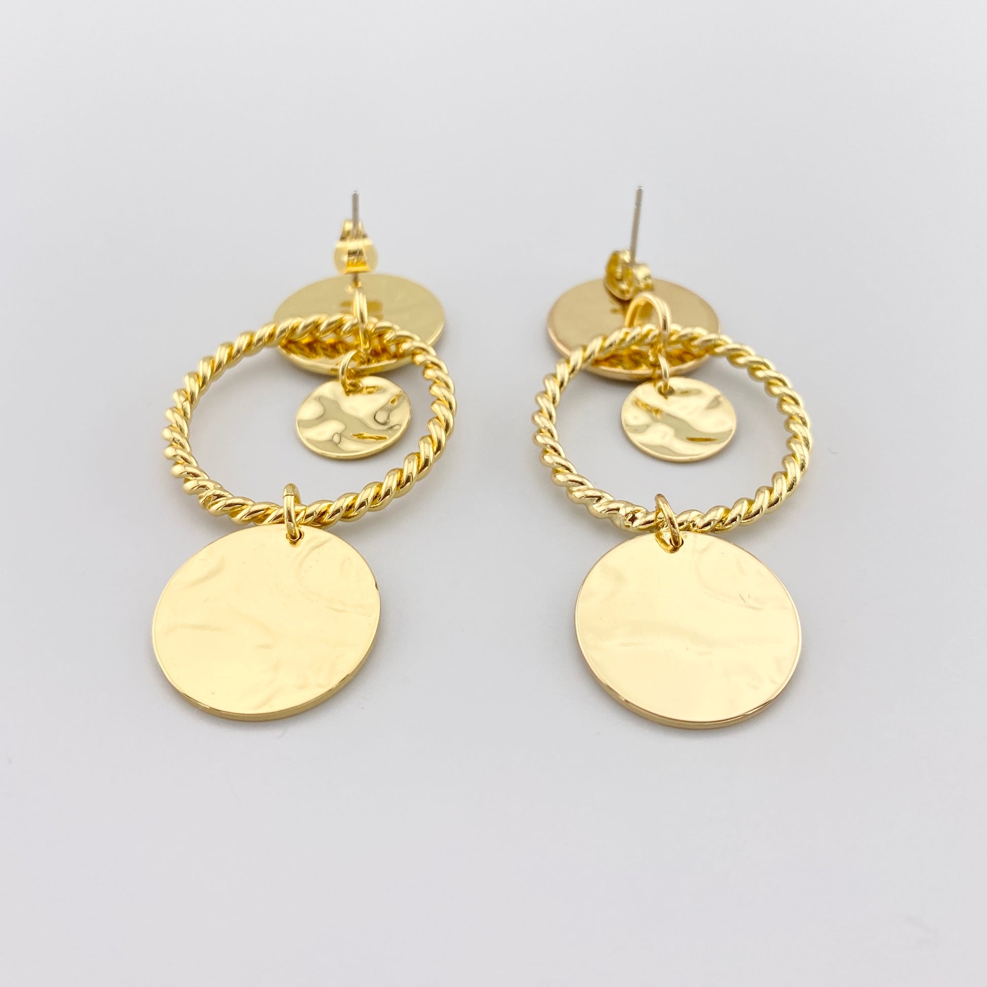 Boucles d’oreilles géométriques IRL dorées avec cercles photographiées razem