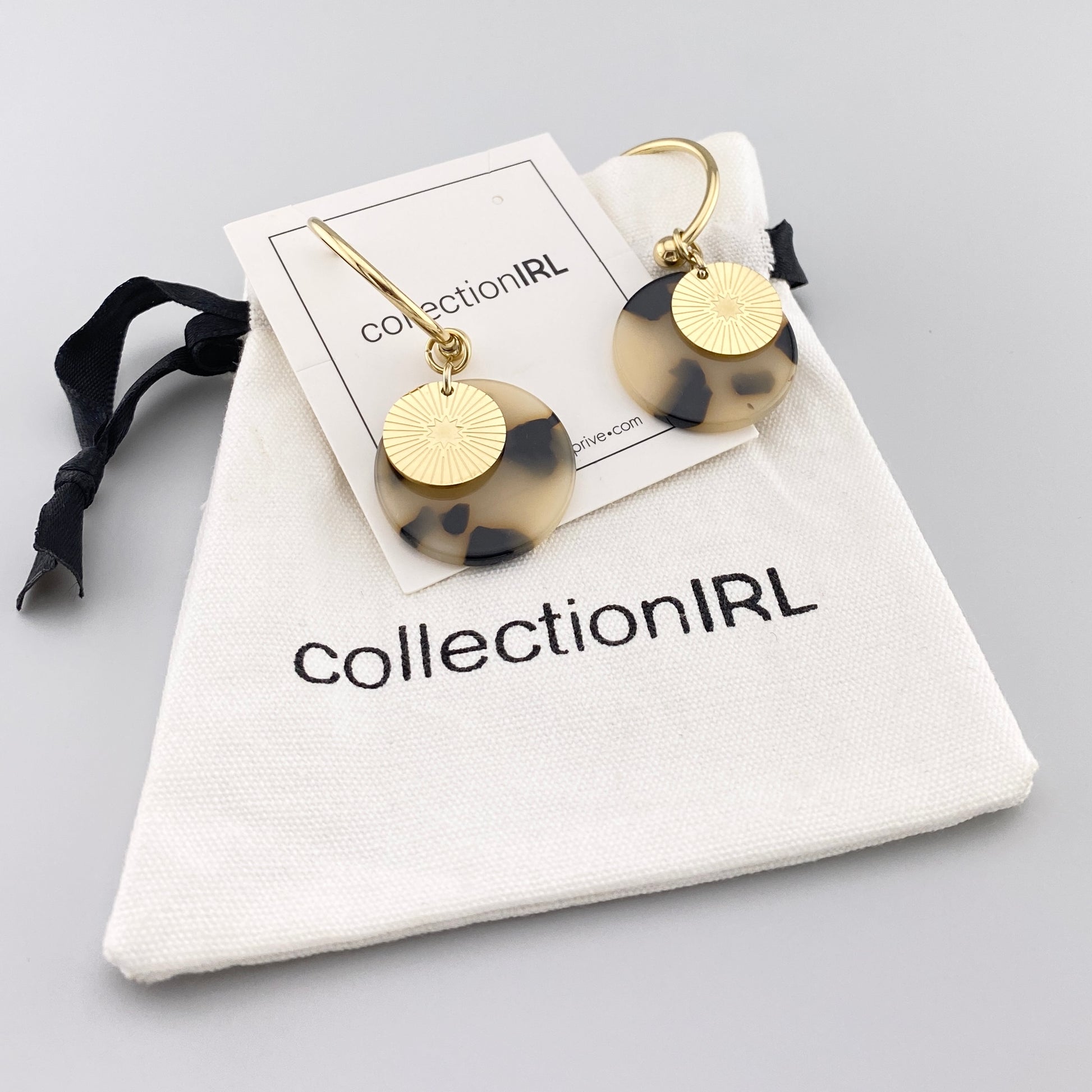 Créoles dorées IRL avec disque étoilé et pendentif en acrylique