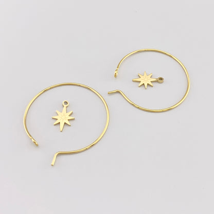 Goldfarbene Creolen mit zartem Sternanhänger in eleganter, glatter Ausführung