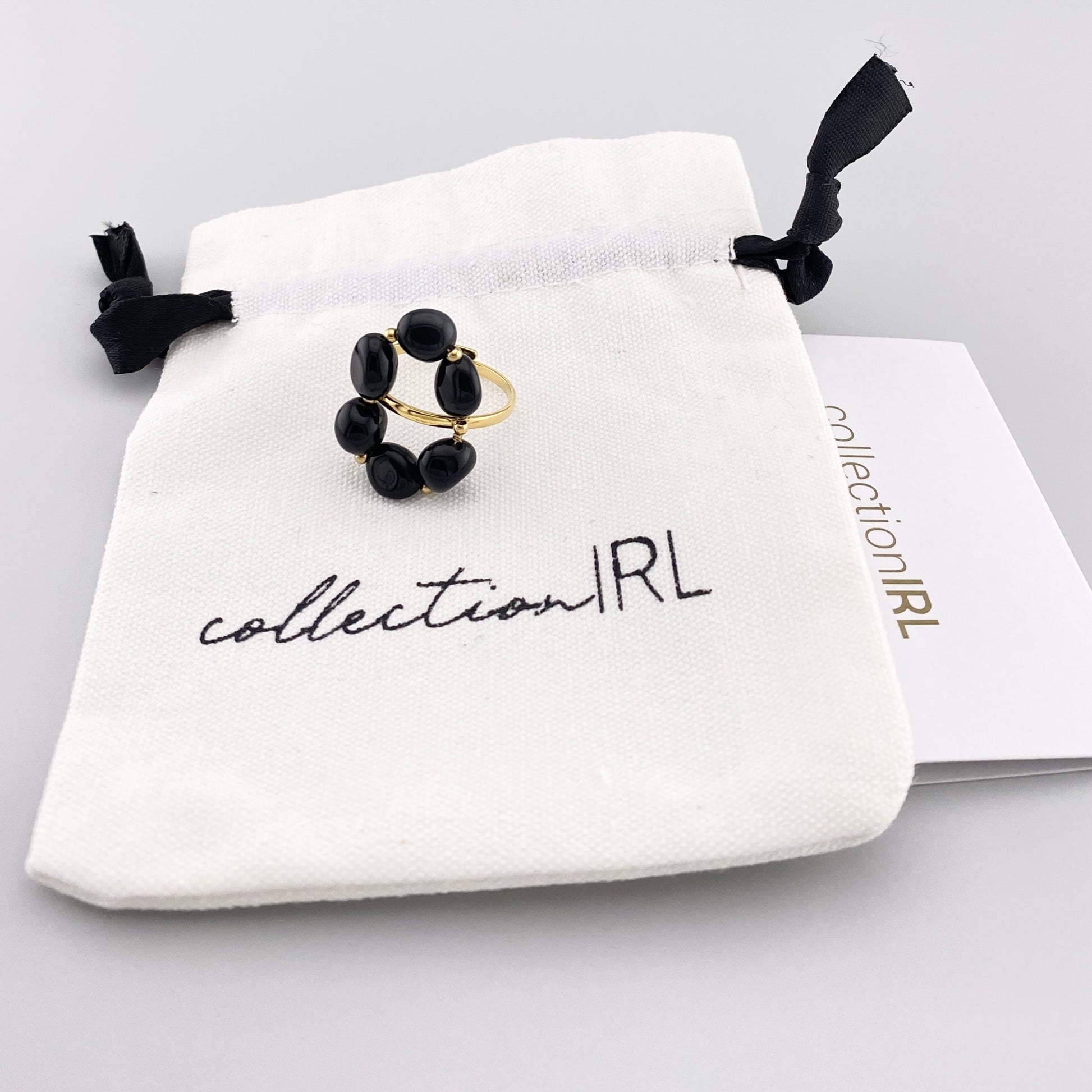Bague IRL dorée avec onyx naturel, vue en angle