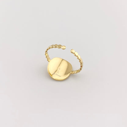 Anillo dorado IRL con estrella y cristal visto de perfil