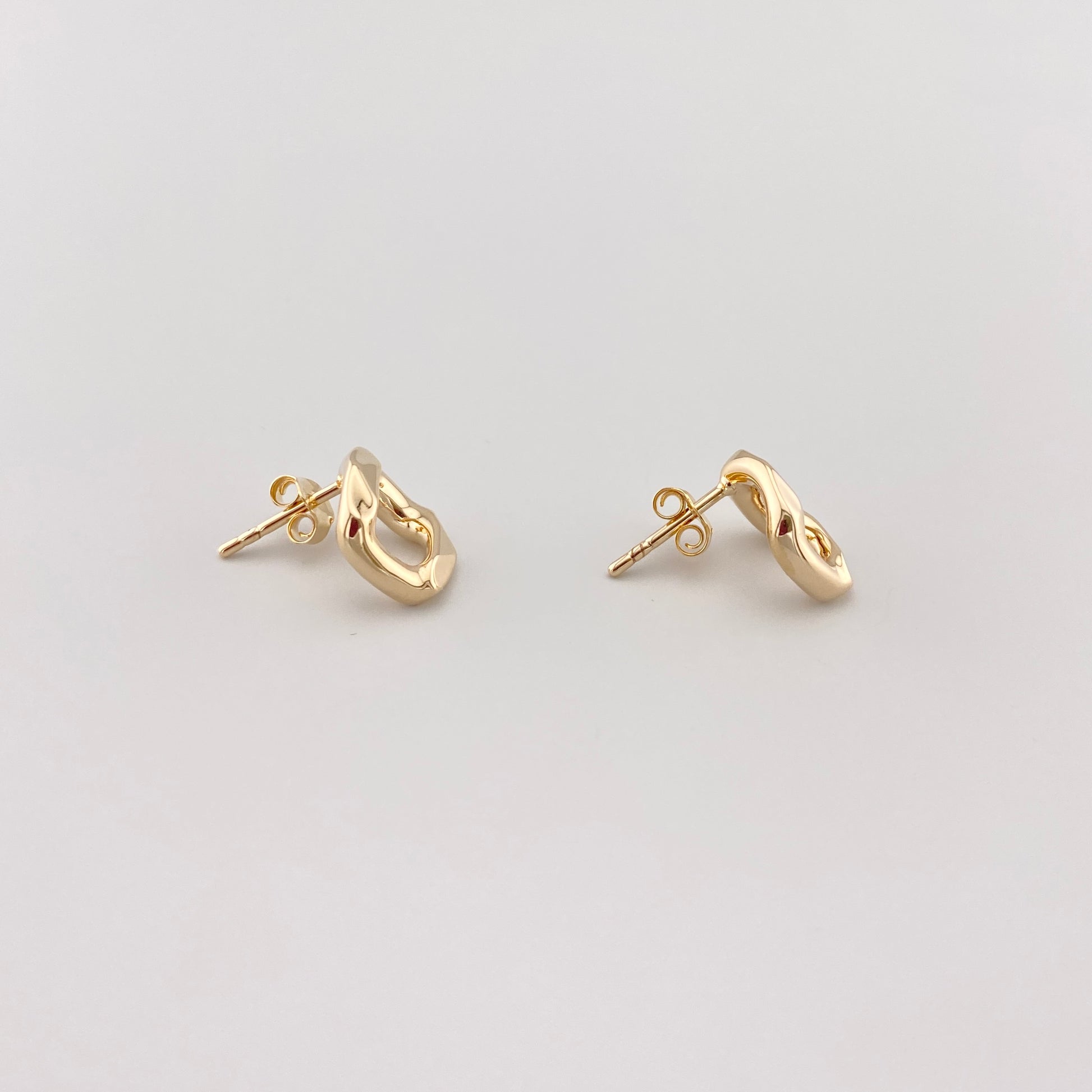 Aros geométricos dorados con diseño de cuadrado abierto