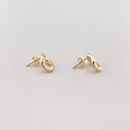 Aros geométricos dorados con diseño de cuadrado abierto
